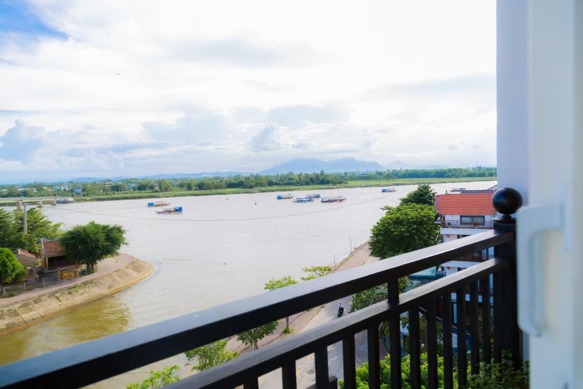 Royal Riverside Hoi An Hotel & Spa Exterior foto